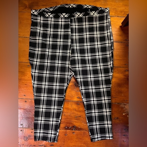 Torrid 5 black plaid windowpane pull on elastic waist pants - Picture 1 of 4